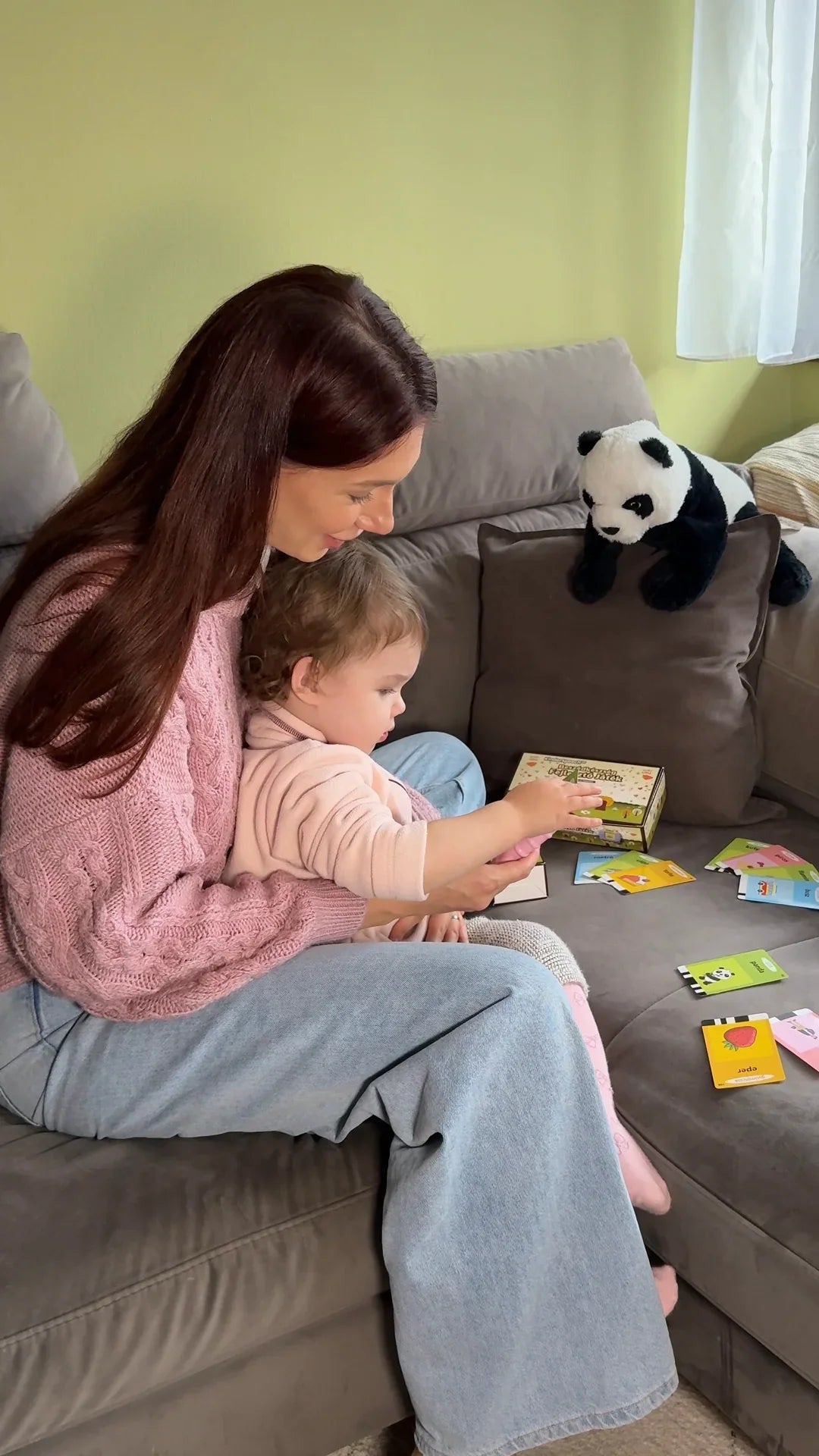 KinderSpeech beszédfejlesztő játék használata, anya és gyerek interaktív tanulás közben