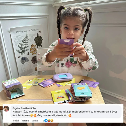 Kislány játszik KinderSpeech beszédfejlesztő játékkal, interaktív gyerekfejlesztés színes kártyákkal.