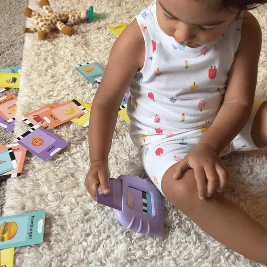 KinderSpeech beszédfejlesztő játék, interaktív kártyákkal játszó kisgyerek, játékos tanulás