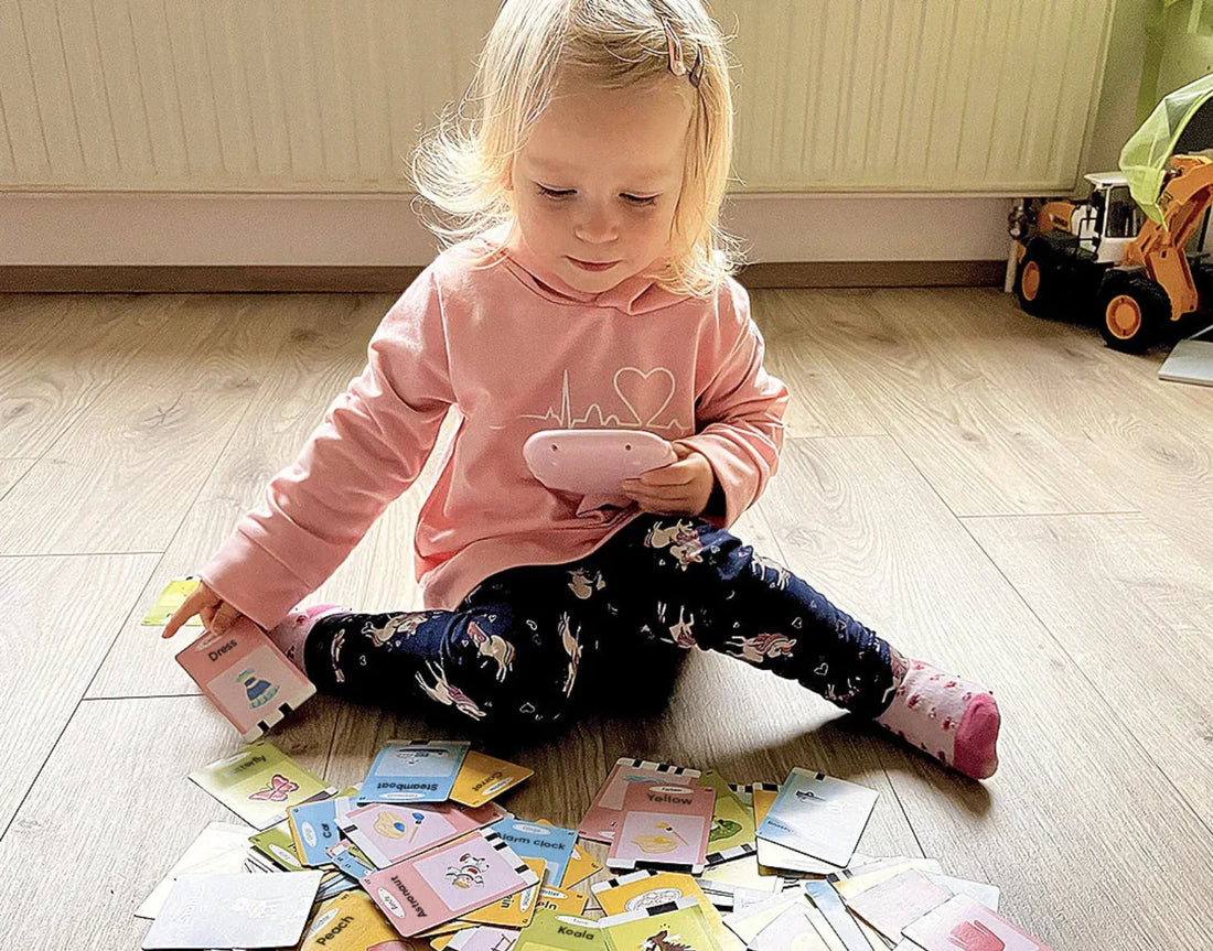 Kisgyermek KinderSpeech beszédfejlesztő játékkártyákkal, interaktív tanulás gyerekfejlesztéshez