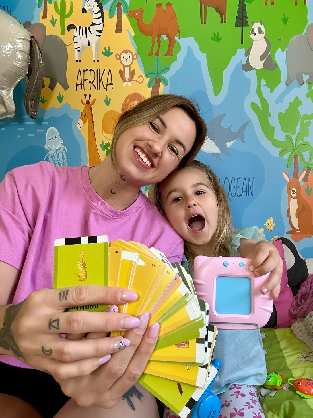 KinderSpeech beszédfejlesztő játék interaktív kártyákkal és tanuló gyerekkel