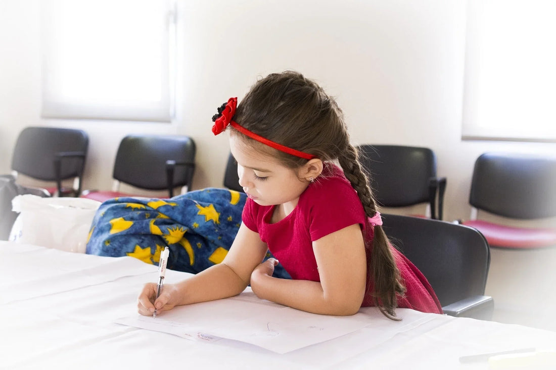 KinderSpeech beszédfejlesztő játék, kislány interaktív tanulás közben, gyerekfejlesztés