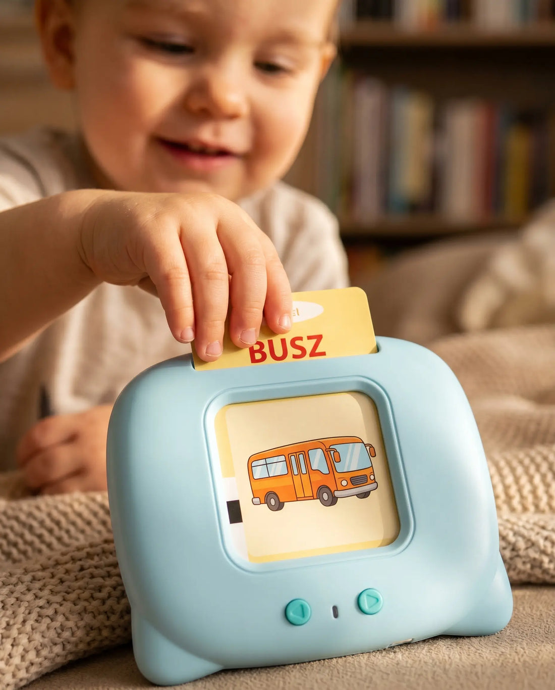 Aranyos 3 éves kisfiú a képen aki éppen a Kinderspeech busz szókártyval játszik