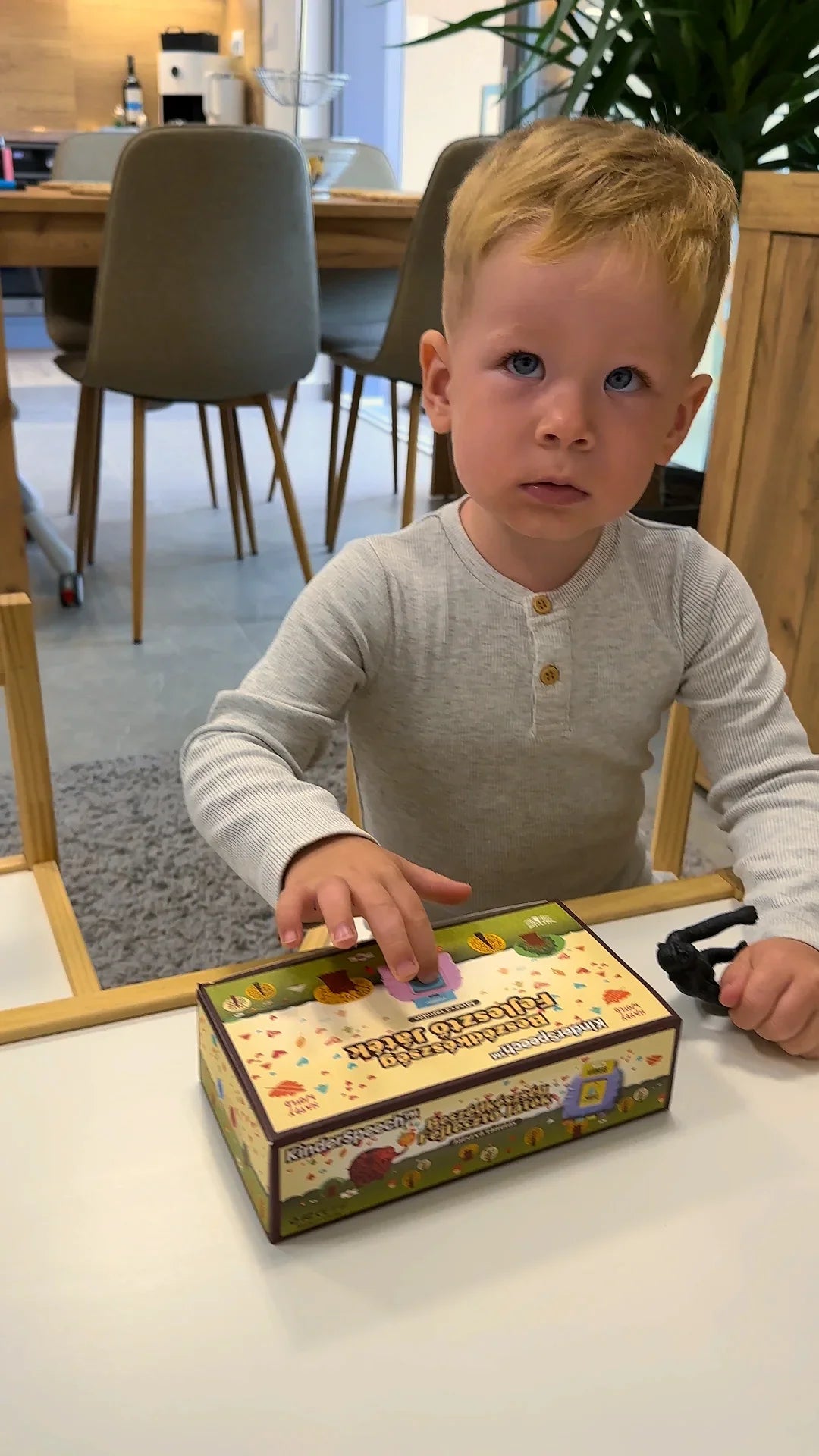 Kisfiú interaktív KinderSpeech beszédfejlesztő játékkal, játékos gyerekfejlesztés