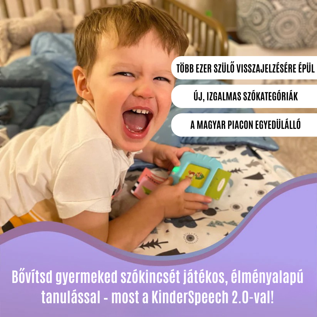 Boldogan nevető kisfiú, aki a kék színű KinderSpeech beszédfejlesztő játékkal játszik az ágyon, a képen látható kísérőszövegek pedig a KinderSpeech 2.0 szókincsbővítő és játékos tanulási előnyeit emelik ki.