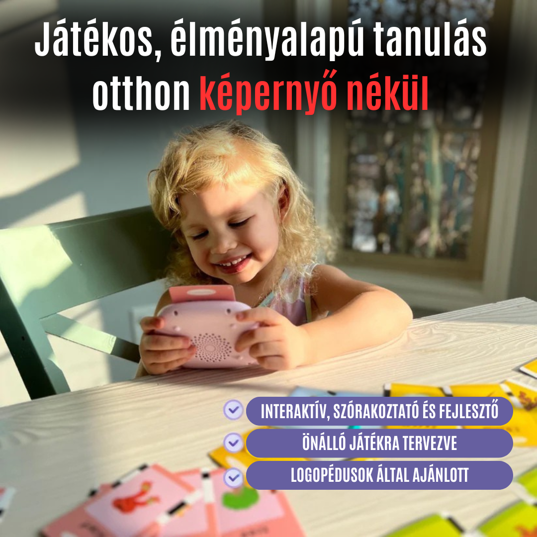 Az asztalnál mosolyogva játszó szőke kislány, aki a rózsaszín Kinderspeech beszédfejlesztőt használja, a kép felső részén a képernyő nélküli játékos tanulást kiemelő szöveggel.